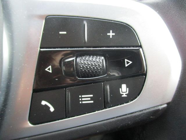 �X�e�A�����O�X�C�b�`�ɂăI�[�f�B�I��n���Y�t���[�d�b�ȂǑ��삪�\�ł��B�ڐ��𓮂���������\�ł��B