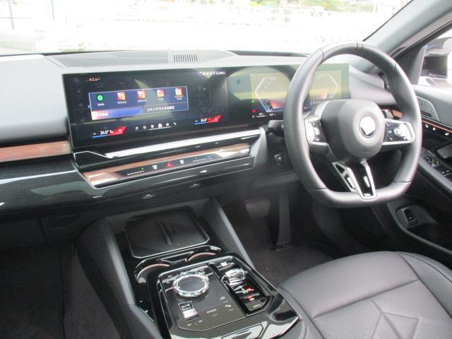 ���͋C�̂���C���p�l����ł��B�e�X�C�b�`�����삵�₷���z�����Ȃ���Ă���܂��B