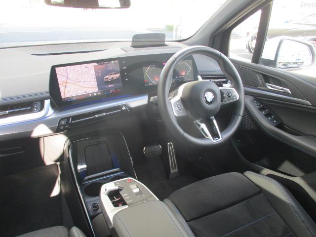 ���͋C�̂���C���p�l����ł��B�e�X�C�b�`�����삵�₷���z�����Ȃ���Ă���܂��B