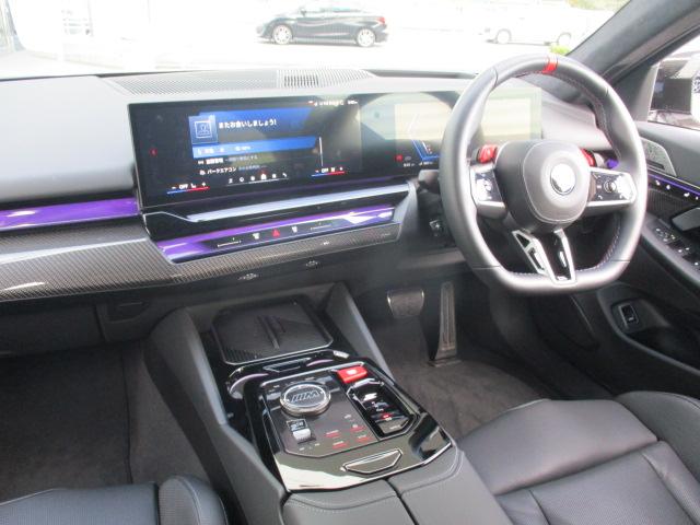 Ｍ５ Ｍ５　２０ＡＷ本革ＡＣＣ全方位カメラ純正ＴＶデモ禁煙　ＬＥＤヘッドライト　オートハイビーム　電動シート・ゲート　アップルカープレイ　ワイヤレスチャージ（16枚目）