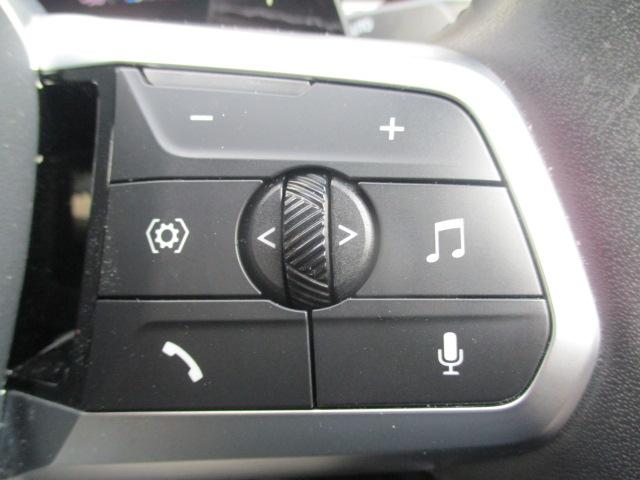 �X�e�A�����O�X�C�b�`�ɂăI�[�f�B�I��n���Y�t���[�d�b�ȂǑ��삪�\�ł��B�ڐ��𓮂���������\�ł��B