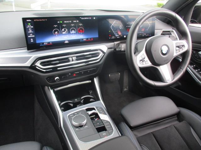 ���͋C�̂���C���p�l����ł��B�e�X�C�b�`�����삵�₷���z�����Ȃ���Ă���܂��B