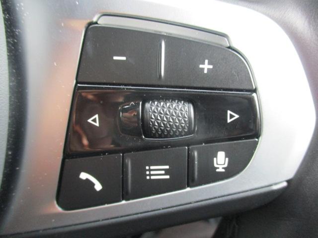 �X�e�A�����O�X�C�b�`�ɂăI�[�f�B�I��n���Y�t���[�d�b�ȂǑ��삪�\�ł��B�ڐ��𓮂���������\�ł��B