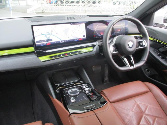 ���͋C�̂���C���p�l����ł��B�e�X�C�b�`�����삵�₷���z�����Ȃ���Ă���܂��B