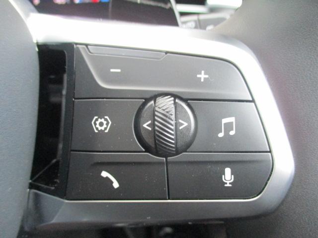 �X�e�A�����O�X�C�b�`�ɂăI�[�f�B�I��n���Y�t���[�d�b�ȂǑ��삪�\�ł��B�ڐ��𓮂���������\�ł��B