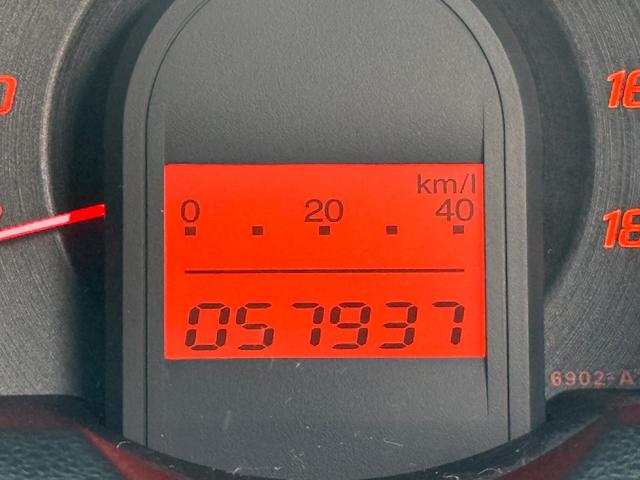 フィット 　走行５７９３７キロ・ナビ・地デジ・ＣＤ・ＤＶＤ・Ｂｌｕｅｔｏｏｔｈ・Ｂカメラ・ドラレコ・ＬＥＤライト・レベライザー・スマートキー・ウィンカーミラー・電格ミラー・ＥＴＣ・ＥＣＯモード・ＰＶガラス（4枚目）