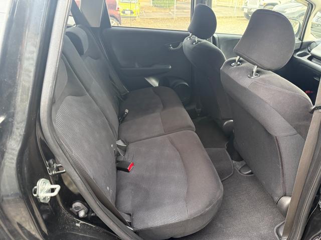 フィット 　走行５７９３７キロ・ナビ・地デジ・ＣＤ・ＤＶＤ・Ｂｌｕｅｔｏｏｔｈ・Ｂカメラ・ドラレコ・ＬＥＤライト・レベライザー・スマートキー・ウィンカーミラー・電格ミラー・ＥＴＣ・ＥＣＯモード・ＰＶガラス（20枚目）