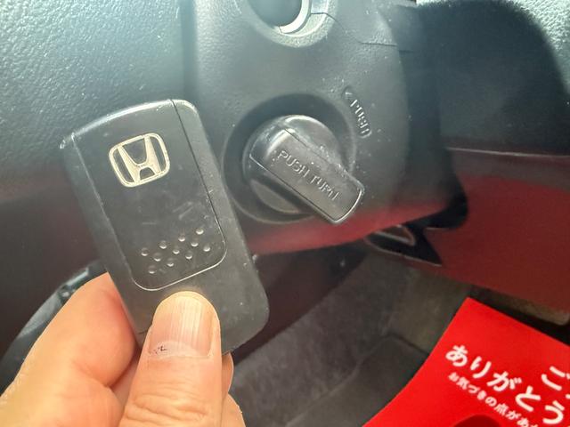 フィット 　走行５７９３７キロ・ナビ・地デジ・ＣＤ・ＤＶＤ・Ｂｌｕｅｔｏｏｔｈ・Ｂカメラ・ドラレコ・ＬＥＤライト・レベライザー・スマートキー・ウィンカーミラー・電格ミラー・ＥＴＣ・ＥＣＯモード・ＰＶガラス（27枚目）