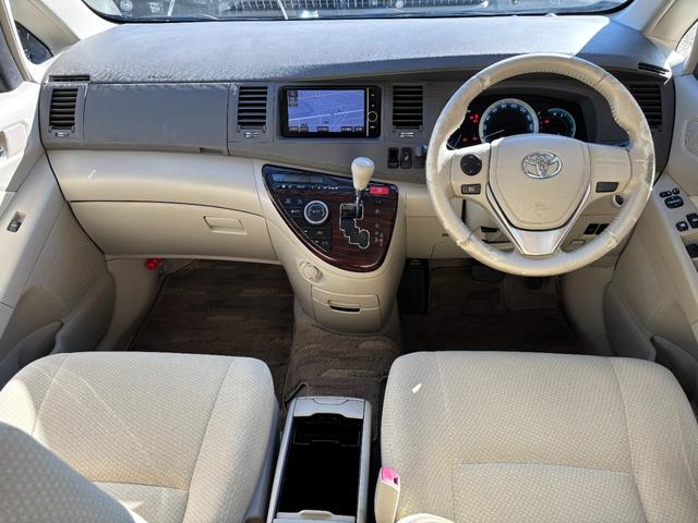 アイシス Ｇ　電動スライドドア　純正ＳＤナビ　バックカメラ　Ｂｌｕｅｔｏｏｔｈオーディオ　ＣＤ再生　ＤＶＤ再生　ＥＴＣ車載器　ＨＩＤヘッドライト　フォグランプ　取説書　スマートキー×２（5枚目）