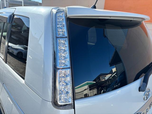 アイシス Ｇ　電動スライドドア　純正ＳＤナビ　バックカメラ　Ｂｌｕｅｔｏｏｔｈオーディオ　ＣＤ再生　ＤＶＤ再生　ＥＴＣ車載器　ＨＩＤヘッドライト　フォグランプ　取説書　スマートキー×２（15枚目）