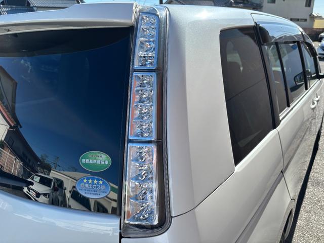 アイシス Ｇ　電動スライドドア　純正ＳＤナビ　バックカメラ　Ｂｌｕｅｔｏｏｔｈオーディオ　ＣＤ再生　ＤＶＤ再生　ＥＴＣ車載器　ＨＩＤヘッドライト　フォグランプ　取説書　スマートキー×２（16枚目）