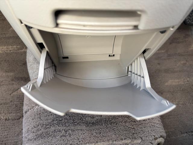 アイシス Ｇ　電動スライドドア　純正ＳＤナビ　バックカメラ　Ｂｌｕｅｔｏｏｔｈオーディオ　ＣＤ再生　ＤＶＤ再生　ＥＴＣ車載器　ＨＩＤヘッドライト　フォグランプ　取説書　スマートキー×２（52枚目）