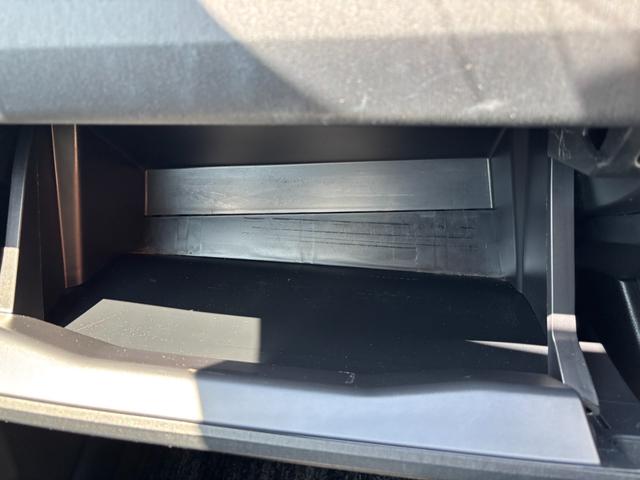 プリウス Ｓ　純正ＳＤナビ　地デジ　フルセグＴＶ　ＴＶキャンセラー付　Ｂｌｕｅｔｏｏｔｈオーディオ　バックモニター　ＥＴＣ車載器　ＨＩＤヘッドライト　フォグ装備　取説書　記録簿　保証書（4枚目）