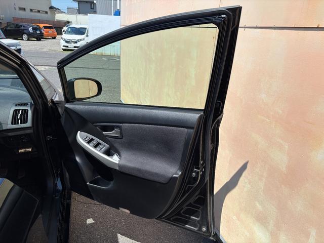 プリウス Ｓ　純正ＳＤナビ　地デジ　フルセグＴＶ　ＴＶキャンセラー付　Ｂｌｕｅｔｏｏｔｈオーディオ　バックモニター　ＥＴＣ車載器　ＨＩＤヘッドライト　フォグ装備　取説書　記録簿　保証書（8枚目）