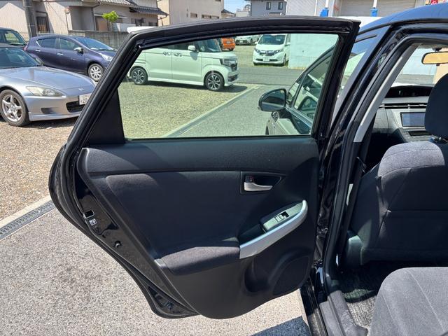 プリウス Ｓ　純正ＳＤナビ　地デジ　フルセグＴＶ　ＴＶキャンセラー付　Ｂｌｕｅｔｏｏｔｈオーディオ　バックモニター　ＥＴＣ車載器　ＨＩＤヘッドライト　フォグ装備　取説書　記録簿　保証書（10枚目）