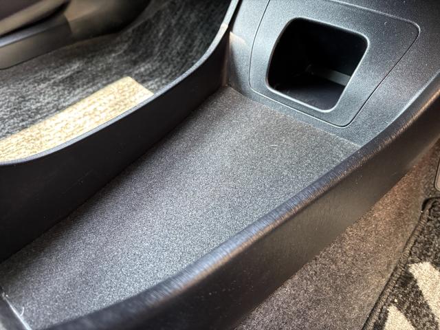 プリウス Ｓ　純正ＳＤナビ　地デジ　フルセグＴＶ　ＴＶキャンセラー付　Ｂｌｕｅｔｏｏｔｈオーディオ　バックモニター　ＥＴＣ車載器　ＨＩＤヘッドライト　フォグ装備　取説書　記録簿　保証書（17枚目）