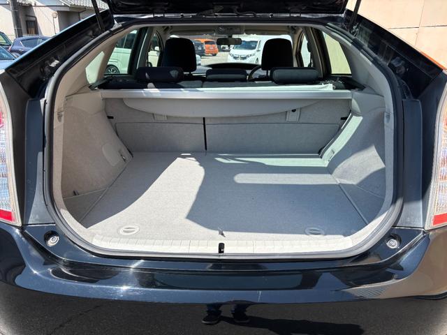 プリウス Ｓ　純正ＳＤナビ　地デジ　フルセグＴＶ　ＴＶキャンセラー付　Ｂｌｕｅｔｏｏｔｈオーディオ　バックモニター　ＥＴＣ車載器　ＨＩＤヘッドライト　フォグ装備　取説書　記録簿　保証書（44枚目）