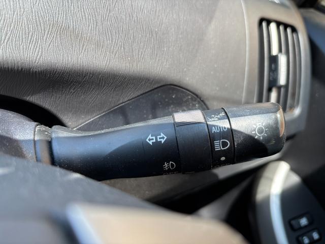 プリウス Ｓ　純正ＳＤナビ　地デジ　フルセグＴＶ　ＴＶキャンセラー付　Ｂｌｕｅｔｏｏｔｈオーディオ　バックモニター　ＥＴＣ車載器　ＨＩＤヘッドライト　フォグ装備　取説書　記録簿　保証書（47枚目）