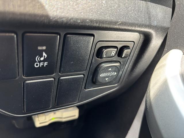 プリウス Ｓ　純正ＳＤナビ　地デジ　フルセグＴＶ　ＴＶキャンセラー付　Ｂｌｕｅｔｏｏｔｈオーディオ　バックモニター　ＥＴＣ車載器　ＨＩＤヘッドライト　フォグ装備　取説書　記録簿　保証書（52枚目）