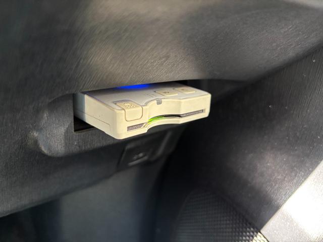 プリウス Ｓ　純正ＳＤナビ　地デジ　フルセグＴＶ　ＴＶキャンセラー付　Ｂｌｕｅｔｏｏｔｈオーディオ　バックモニター　ＥＴＣ車載器　ＨＩＤヘッドライト　フォグ装備　取説書　記録簿　保証書（53枚目）