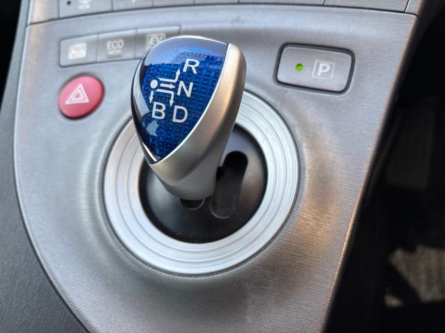 プリウス Ｓ　純正ＳＤナビ　地デジ　フルセグＴＶ　ＴＶキャンセラー付　Ｂｌｕｅｔｏｏｔｈオーディオ　バックモニター　ＥＴＣ車載器　ＨＩＤヘッドライト　フォグ装備　取説書　記録簿　保証書（60枚目）