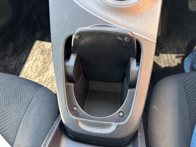 プリウス Ｓ　純正ＳＤナビ　地デジ　フルセグＴＶ　ＴＶキャンセラー付　Ｂｌｕｅｔｏｏｔｈオーディオ　バックモニター　ＥＴＣ車載器　ＨＩＤヘッドライト　フォグ装備　取説書　記録簿　保証書（61枚目）