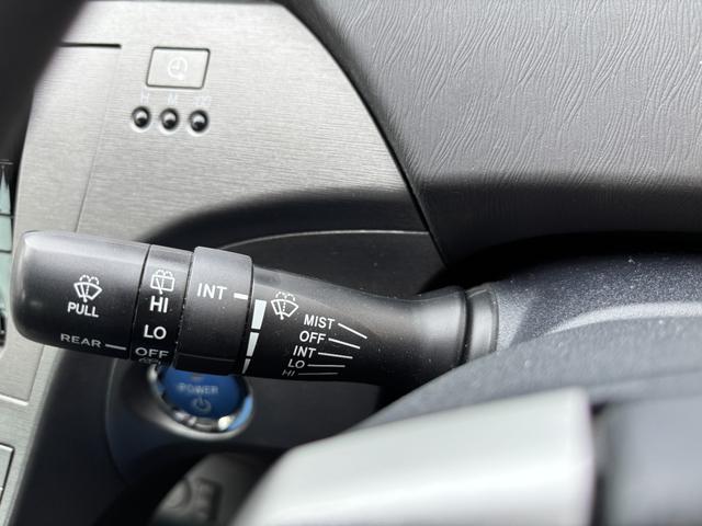 プリウスＰＨＶ Ｓ　充電ケーブル付き！！　純正ＳＤナビ　バックモニター　地デジＴＶ　ＢＴオーディオ　ＥＴＣ車載器　ＨＩＤヘッドライト　ヒートシーター　キーレス　スマートキー×２　取説書（27枚目）