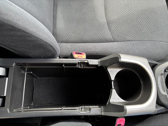 プリウスＰＨＶ Ｓ　充電ケーブル付き！！　純正ＳＤナビ　バックモニター　地デジＴＶ　ＢＴオーディオ　ＥＴＣ車載器　ＨＩＤヘッドライト　ヒートシーター　キーレス　スマートキー×２　取説書（43枚目）