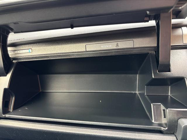 プリウスＰＨＶ Ｓ　充電ケーブル付き！！　純正ＳＤナビ　バックモニター　地デジＴＶ　ＢＴオーディオ　ＥＴＣ車載器　ＨＩＤヘッドライト　ヒートシーター　キーレス　スマートキー×２　取説書（47枚目）