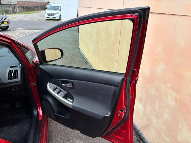 プリウスＰＨＶ Ｓ　充電ケーブル付き！！　純正ＳＤナビ　バックモニター　地デジＴＶ　ＢＴオーディオ　ＥＴＣ車載器　ＨＩＤヘッドライト　ヒートシーター　キーレス　スマートキー×２　取説書（52枚目）