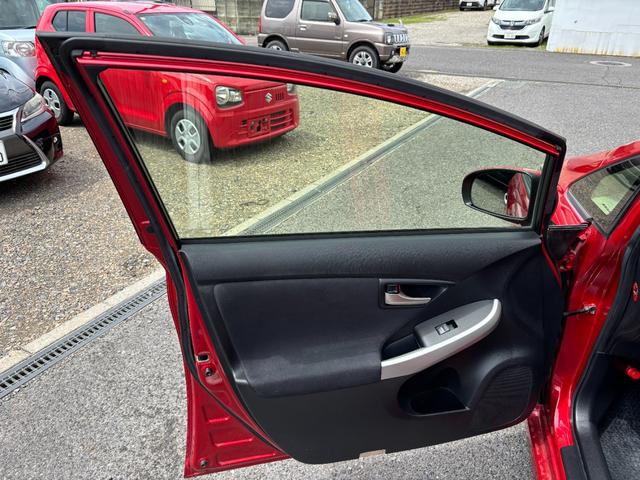 プリウスＰＨＶ Ｓ　充電ケーブル付き！！　純正ＳＤナビ　バックモニター　地デジＴＶ　ＢＴオーディオ　ＥＴＣ車載器　ＨＩＤヘッドライト　ヒートシーター　キーレス　スマートキー×２　取説書（55枚目）