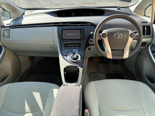 プリウス Ｓ　ワンオーナー　スマートキー×３　記録簿　新車保証書　取説書　純正ナビ　Ｂｌｕｅｔｏｏｔｈオーディオ　バックモニター　ＣＤ　ＤＶＤ再生　ＥＴＣ車載器（5枚目）