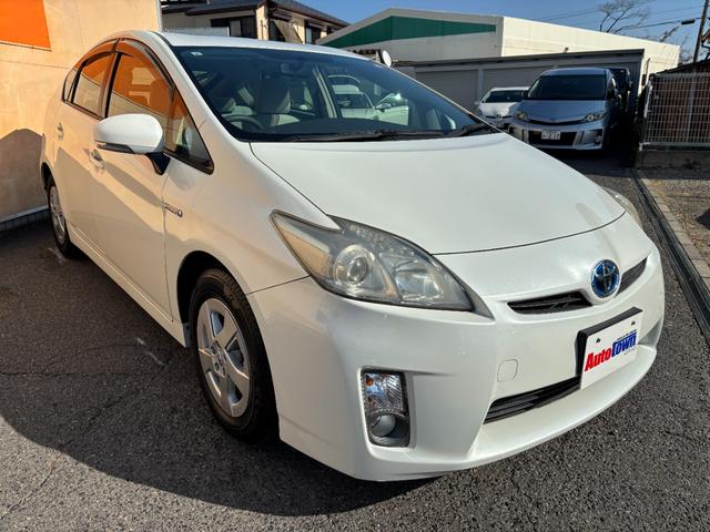 プリウス Ｓ　ワンオーナー　スマートキー×３　記録簿　新車保証書　取説書　純正ナビ　Ｂｌｕｅｔｏｏｔｈオーディオ　バックモニター　ＣＤ　ＤＶＤ再生　ＥＴＣ車載器（6枚目）