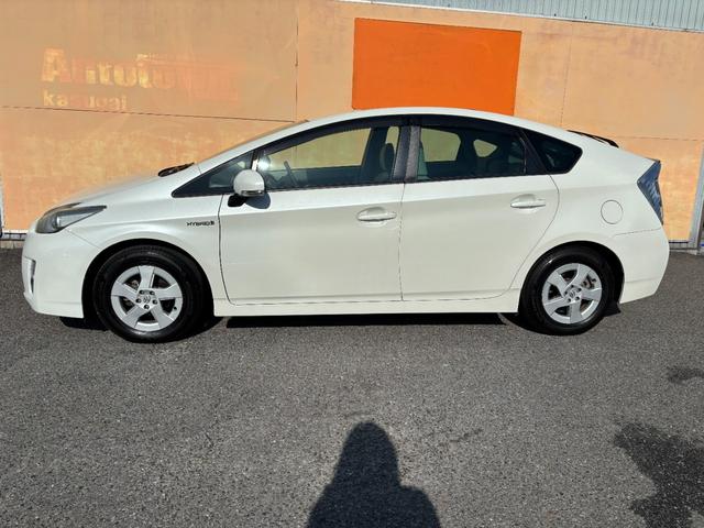 プリウス Ｓ　ワンオーナー　スマートキー×３　記録簿　新車保証書　取説書　純正ナビ　Ｂｌｕｅｔｏｏｔｈオーディオ　バックモニター　ＣＤ　ＤＶＤ再生　ＥＴＣ車載器（8枚目）