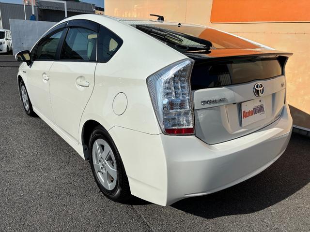 プリウス Ｓ　ワンオーナー　スマートキー×３　記録簿　新車保証書　取説書　純正ナビ　Ｂｌｕｅｔｏｏｔｈオーディオ　バックモニター　ＣＤ　ＤＶＤ再生　ＥＴＣ車載器（9枚目）