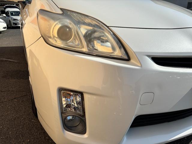 プリウス Ｓ　ワンオーナー　スマートキー×３　記録簿　新車保証書　取説書　純正ナビ　Ｂｌｕｅｔｏｏｔｈオーディオ　バックモニター　ＣＤ　ＤＶＤ再生　ＥＴＣ車載器（17枚目）