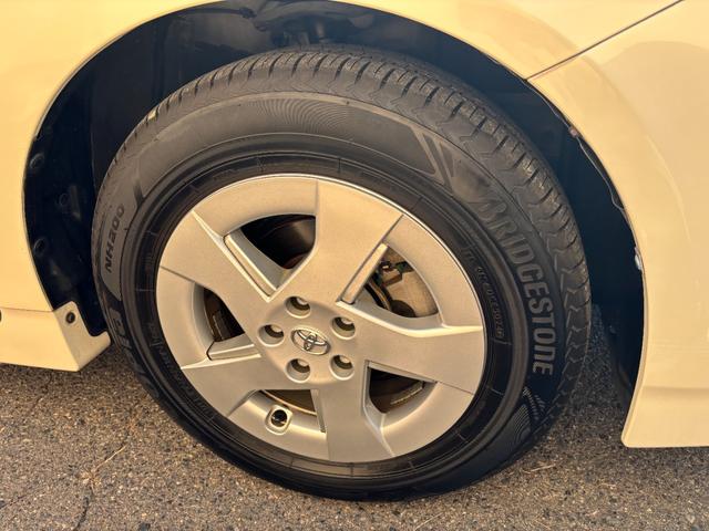 プリウス Ｓ　ワンオーナー　スマートキー×３　記録簿　新車保証書　取説書　純正ナビ　Ｂｌｕｅｔｏｏｔｈオーディオ　バックモニター　ＣＤ　ＤＶＤ再生　ＥＴＣ車載器（18枚目）