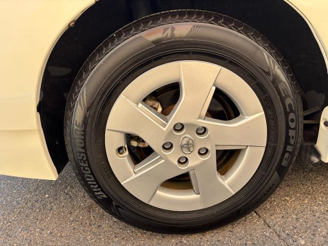 プリウス Ｓ　ワンオーナー　スマートキー×３　記録簿　新車保証書　取説書　純正ナビ　Ｂｌｕｅｔｏｏｔｈオーディオ　バックモニター　ＣＤ　ＤＶＤ再生　ＥＴＣ車載器（21枚目）