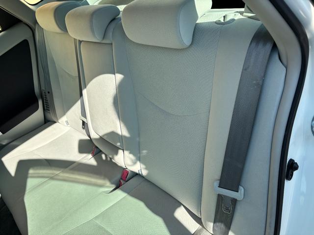 プリウス Ｓ　ワンオーナー　スマートキー×３　記録簿　新車保証書　取説書　純正ナビ　Ｂｌｕｅｔｏｏｔｈオーディオ　バックモニター　ＣＤ　ＤＶＤ再生　ＥＴＣ車載器（28枚目）