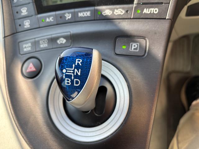 プリウス Ｓ　ワンオーナー　スマートキー×３　記録簿　新車保証書　取説書　純正ナビ　Ｂｌｕｅｔｏｏｔｈオーディオ　バックモニター　ＣＤ　ＤＶＤ再生　ＥＴＣ車載器（46枚目）