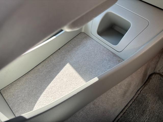 プリウス Ｓ　ワンオーナー　スマートキー×３　記録簿　新車保証書　取説書　純正ナビ　Ｂｌｕｅｔｏｏｔｈオーディオ　バックモニター　ＣＤ　ＤＶＤ再生　ＥＴＣ車載器（48枚目）