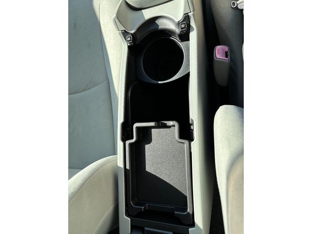 プリウス Ｓ　ワンオーナー　スマートキー×３　記録簿　新車保証書　取説書　純正ナビ　Ｂｌｕｅｔｏｏｔｈオーディオ　バックモニター　ＣＤ　ＤＶＤ再生　ＥＴＣ車載器（50枚目）