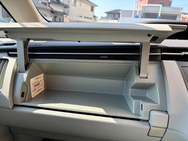 プリウス Ｓ　ワンオーナー　スマートキー×３　記録簿　新車保証書　取説書　純正ナビ　Ｂｌｕｅｔｏｏｔｈオーディオ　バックモニター　ＣＤ　ＤＶＤ再生　ＥＴＣ車載器（51枚目）