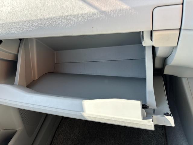 プリウス Ｓ　ワンオーナー　スマートキー×３　記録簿　新車保証書　取説書　純正ナビ　Ｂｌｕｅｔｏｏｔｈオーディオ　バックモニター　ＣＤ　ＤＶＤ再生　ＥＴＣ車載器（52枚目）