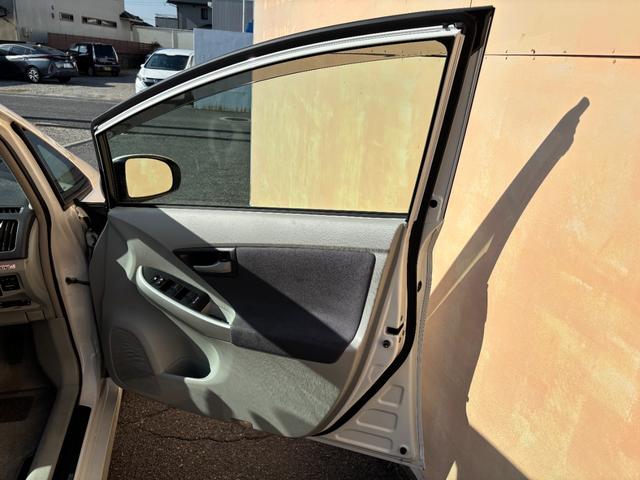 プリウス Ｓ　ワンオーナー　スマートキー×３　記録簿　新車保証書　取説書　純正ナビ　Ｂｌｕｅｔｏｏｔｈオーディオ　バックモニター　ＣＤ　ＤＶＤ再生　ＥＴＣ車載器（57枚目）