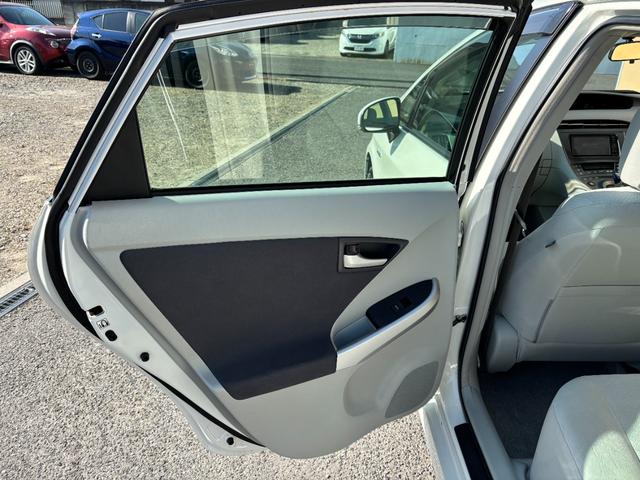 プリウス Ｓ　ワンオーナー　スマートキー×３　記録簿　新車保証書　取説書　純正ナビ　Ｂｌｕｅｔｏｏｔｈオーディオ　バックモニター　ＣＤ　ＤＶＤ再生　ＥＴＣ車載器（60枚目）