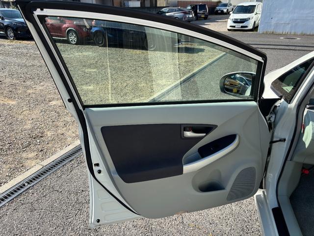 プリウス Ｓ　ワンオーナー　スマートキー×３　記録簿　新車保証書　取説書　純正ナビ　Ｂｌｕｅｔｏｏｔｈオーディオ　バックモニター　ＣＤ　ＤＶＤ再生　ＥＴＣ車載器（62枚目）