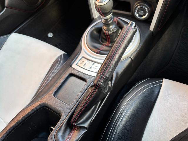 86 GT 6速マニュアル車(点検整備/車検9年4月/保証付き)(OZレーシングホイール)(純正メモリーナビ)(バックカメラ)(Bluetoothオーディオ)(ETC車載器)(フルセグTV)(CD・DVD再生)(43枚目)