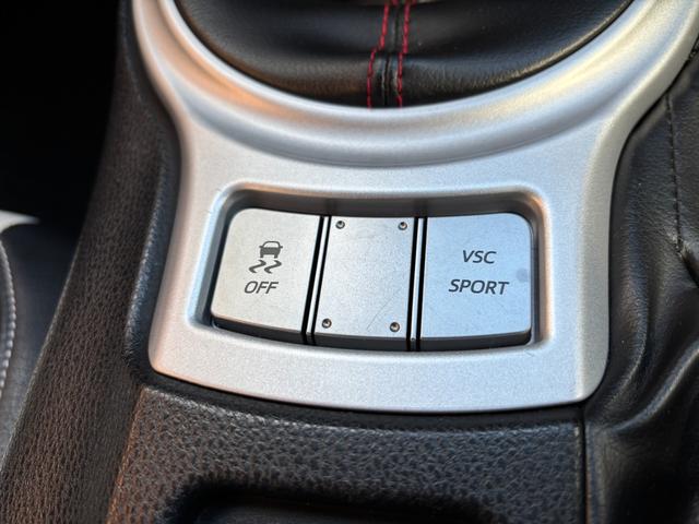 86 GT 6速マニュアル車(点検整備/車検9年4月/保証付き)(OZレーシングホイール)(純正メモリーナビ)(バックカメラ)(Bluetoothオーディオ)(ETC車載器)(フルセグTV)(CD・DVD再生)(44枚目)