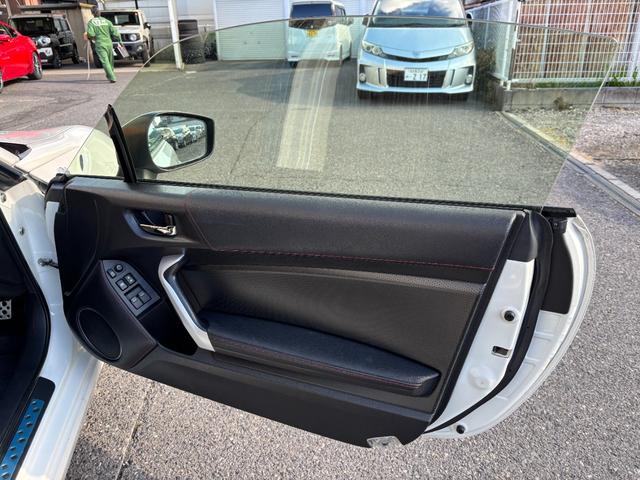 86 GT 6速マニュアル車(点検整備/車検9年4月/保証付き)(OZレーシングホイール)(純正メモリーナビ)(バックカメラ)(Bluetoothオーディオ)(ETC車載器)(フルセグTV)(CD・DVD再生)(52枚目)